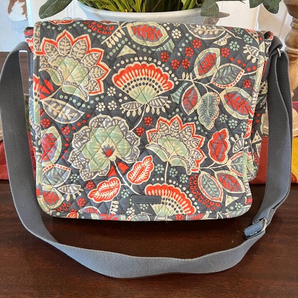 Vera Bradley Messenger/Commuter Bag - Laptop and tons of room - Picture 1 of 5